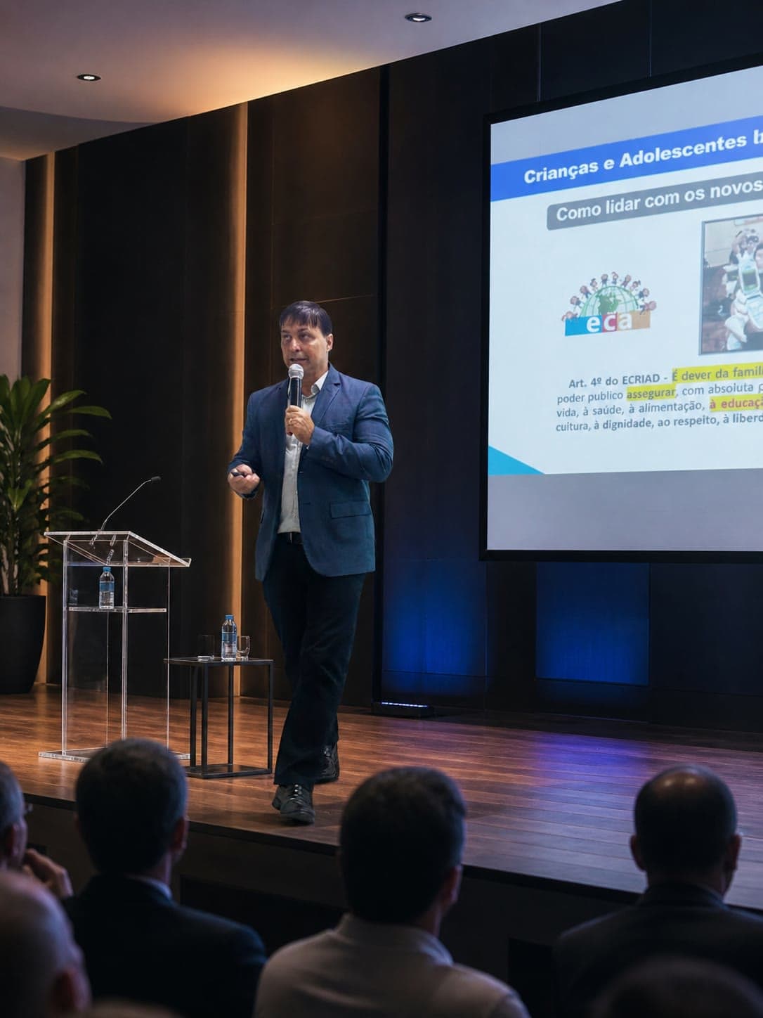 Eduardo Pinheiro no palco, em palestra sobre proteção de crianças e adolescentes na internet